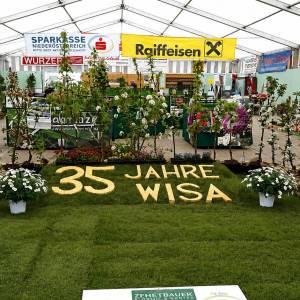 Eindruck der WISA Messe mit einer aufwendig gestalteten Ausstellungsfläche zum 35-jährigen Messejubiläum. Blumen, Pflanzen und Gartenpräsentationen bilden den Mittelpunkt der Ausstellung.